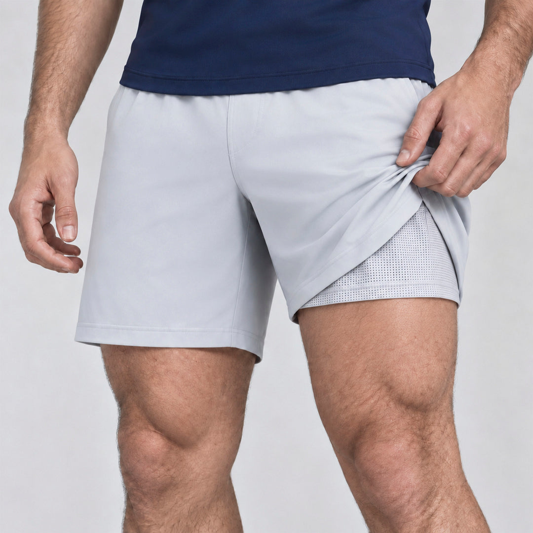 Pantalón corto 2 en 1 de hombre gris claro con forro interior gris tipo malla