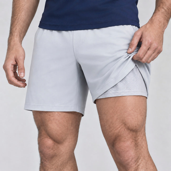 Pantalón corto 2 en 1 de hombre gris claro con forro interior gris tipo malla