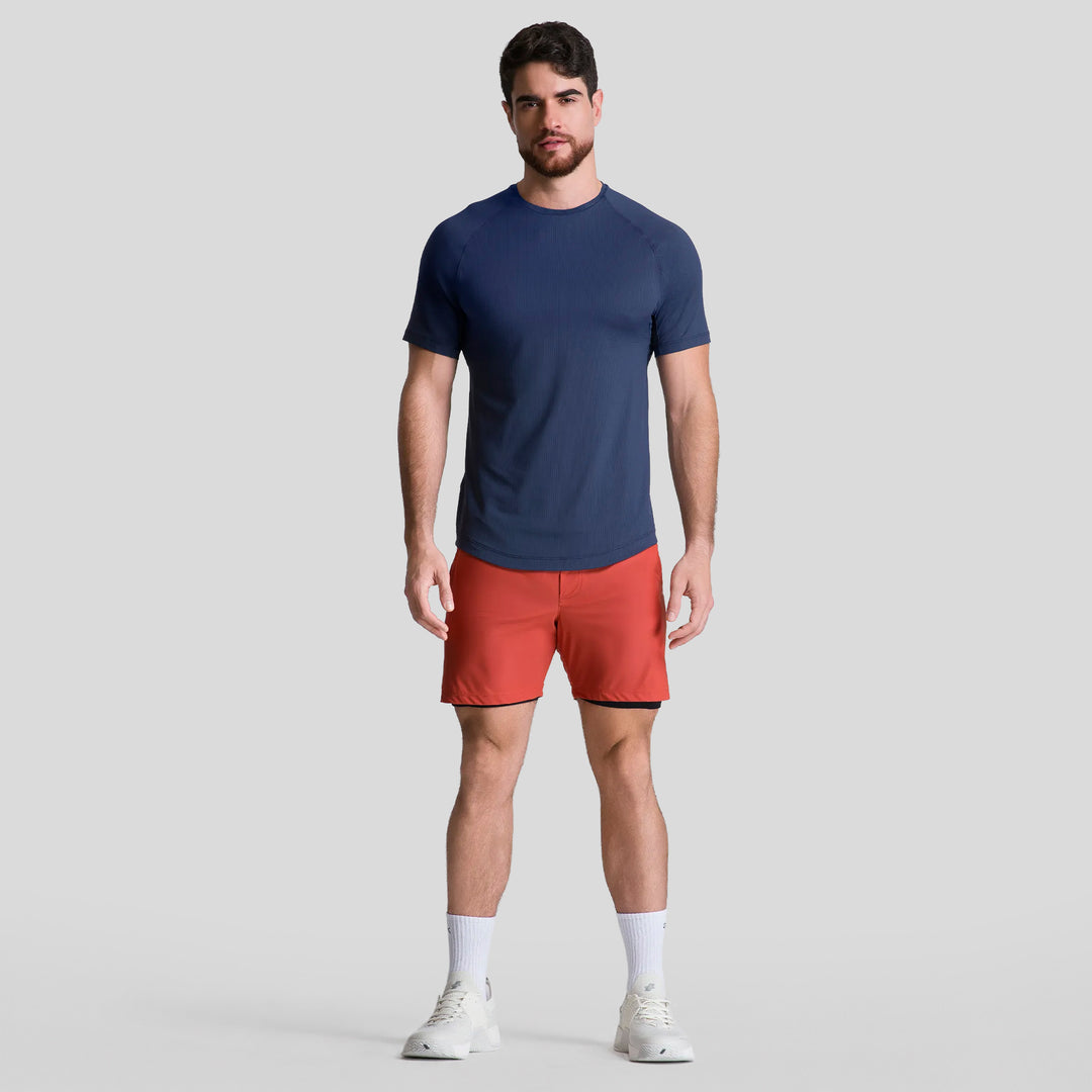 Short deportivo 2 en 1 hombre rojo, pretina elástica y capa interior azul marino.