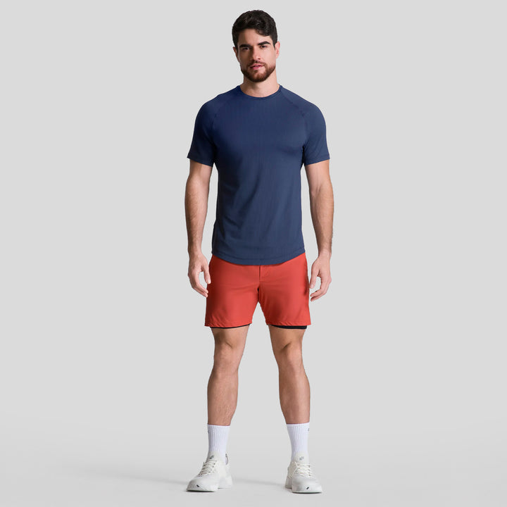 Short deportivo 2 en 1 hombre rojo, pretina elástica y capa interior azul marino.