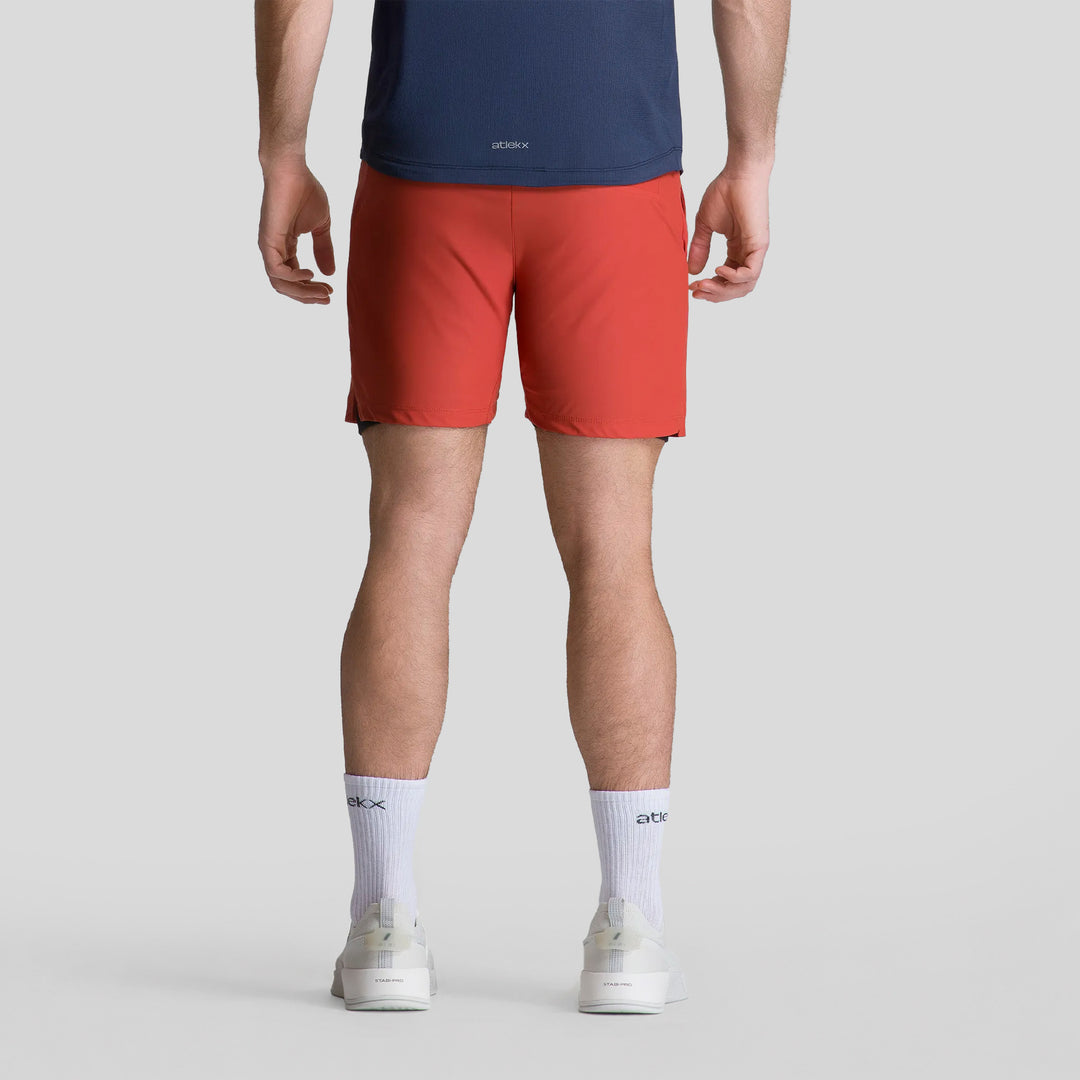 Short 2 en 1 hombre rojo, vista trasera, dobladillo recto a la rodilla.