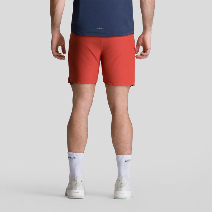 Short 2 en 1 hombre rojo, vista trasera, dobladillo recto a la rodilla.