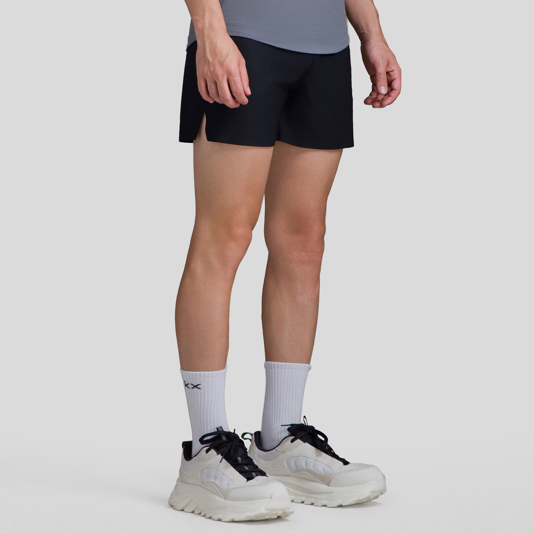 Short deportivo de hombre ATLEKX en negro, vista lateral con dobladillo y costuras