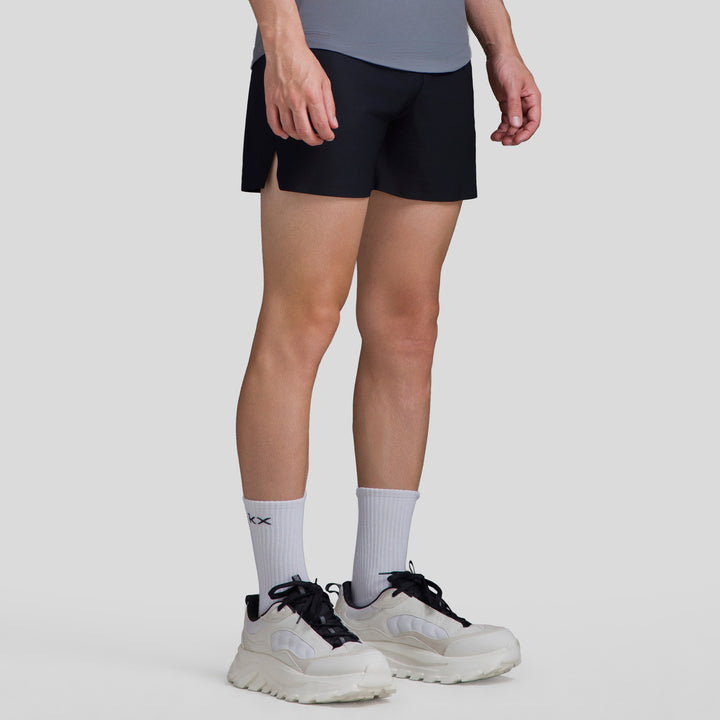 Short deportivo de hombre ATLEKX en negro, vista lateral con dobladillo y costuras