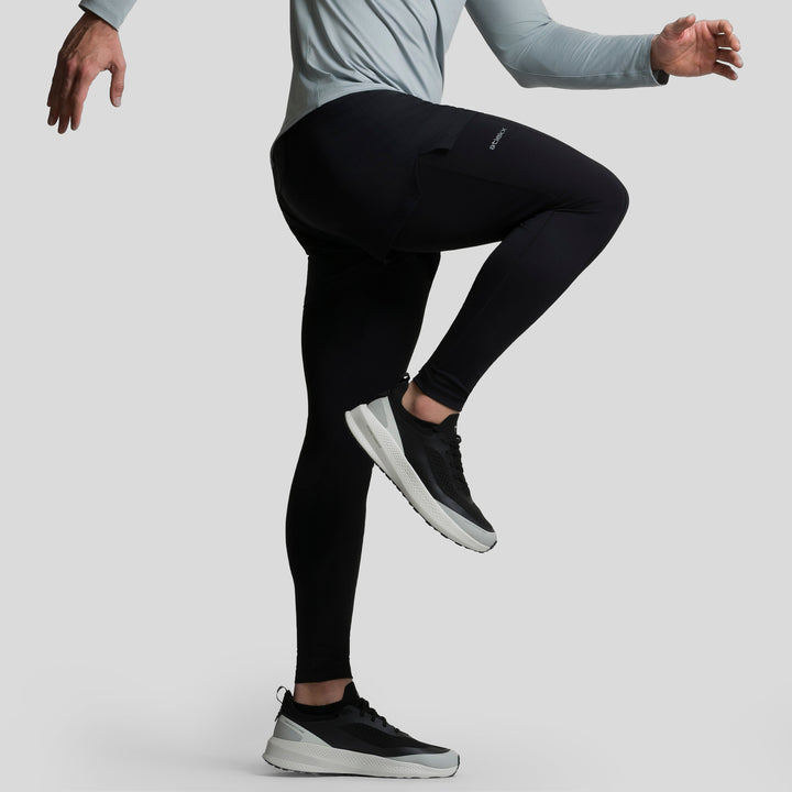 Short deportivo 2 en 1 con leggings negros para hombre, vista lateral en movimiento