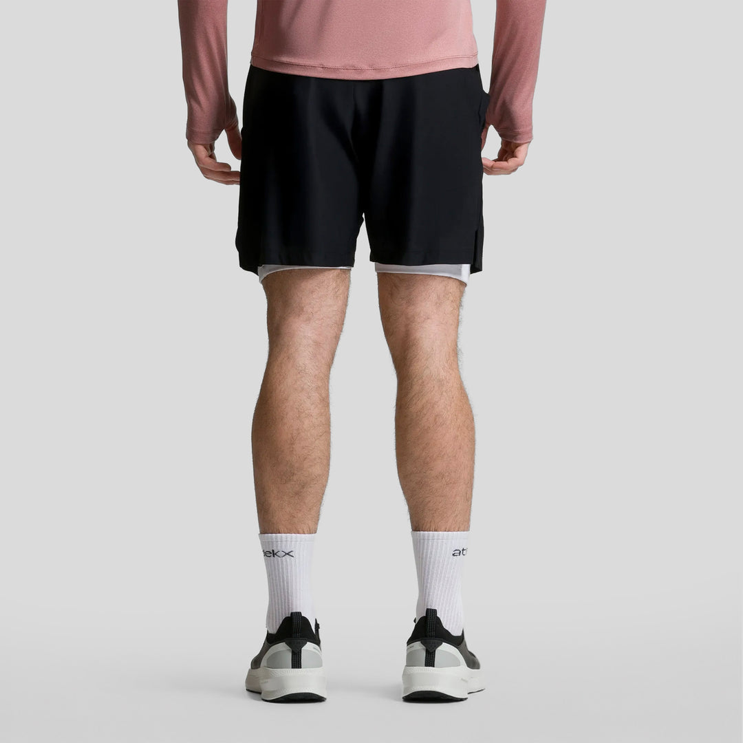 Short deportivo 2 en 1 para hombre negro con abertura y forro interior visible.