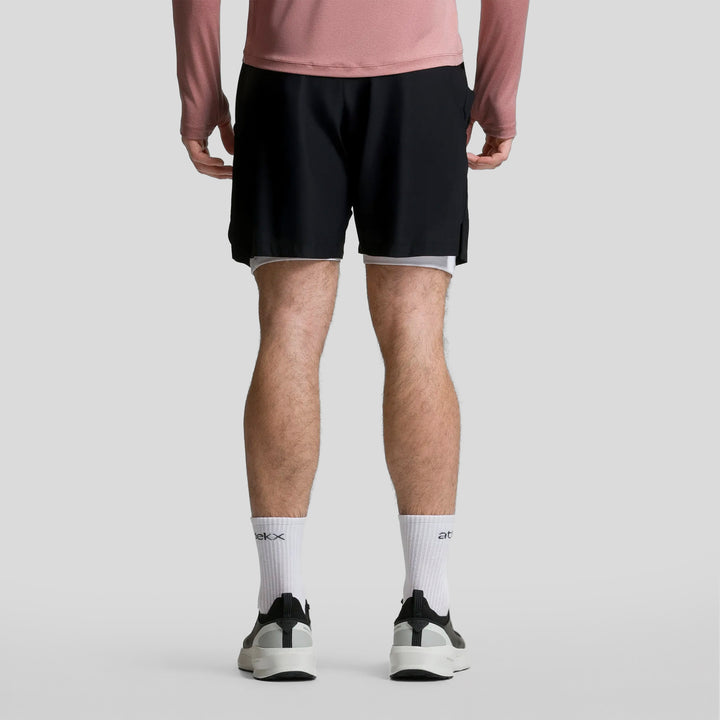 Short deportivo 2 en 1 para hombre negro con abertura y forro interior visible.