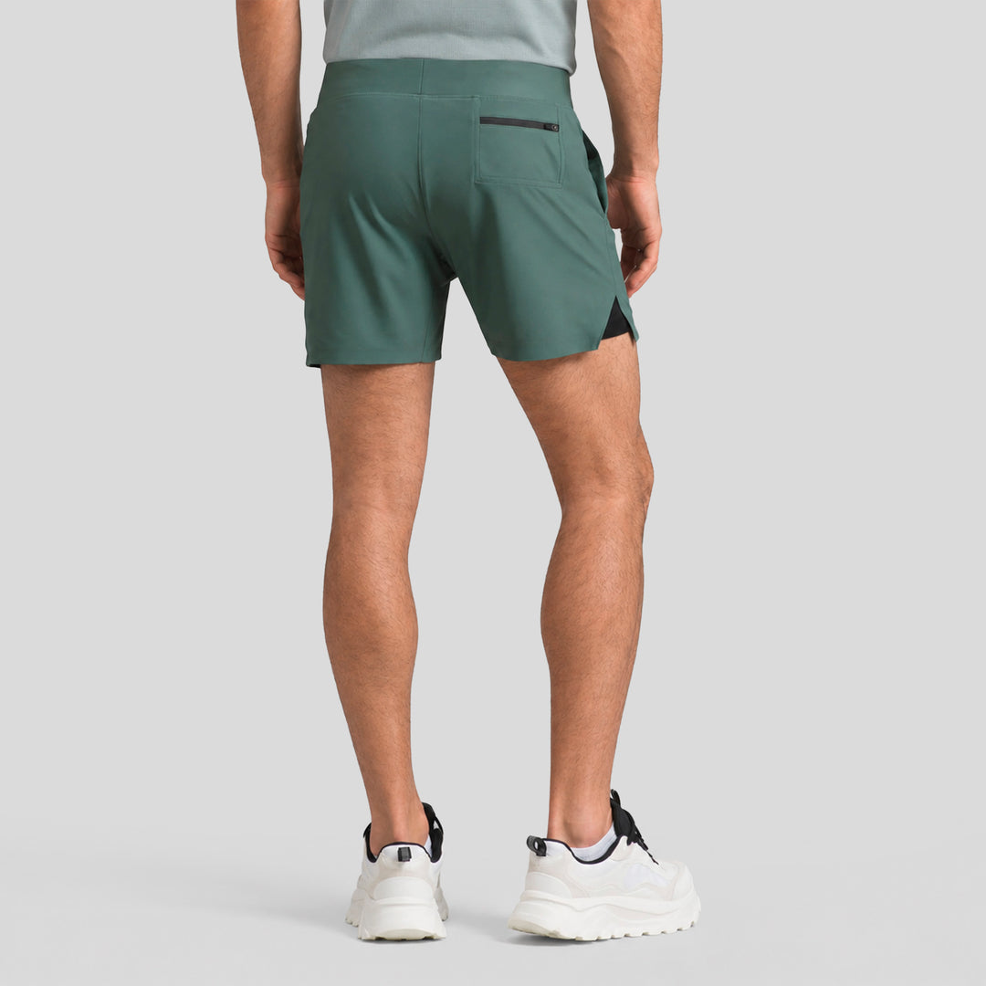 Short deportivo 2 en 1 para hombre verde con paneles laterales y detalle trasero.