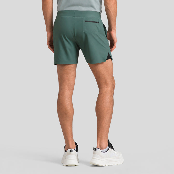 Short deportivo 2 en 1 para hombre verde con paneles laterales y detalle trasero.