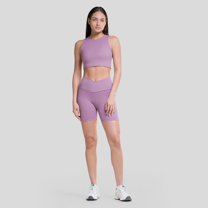 Pantalón corto biker morado con pretina V y tiro medio, costuras laterales