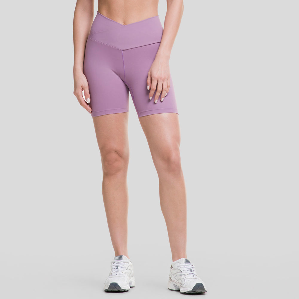 Pantalón corto biker morado con pretina V, panel frontal y costura central