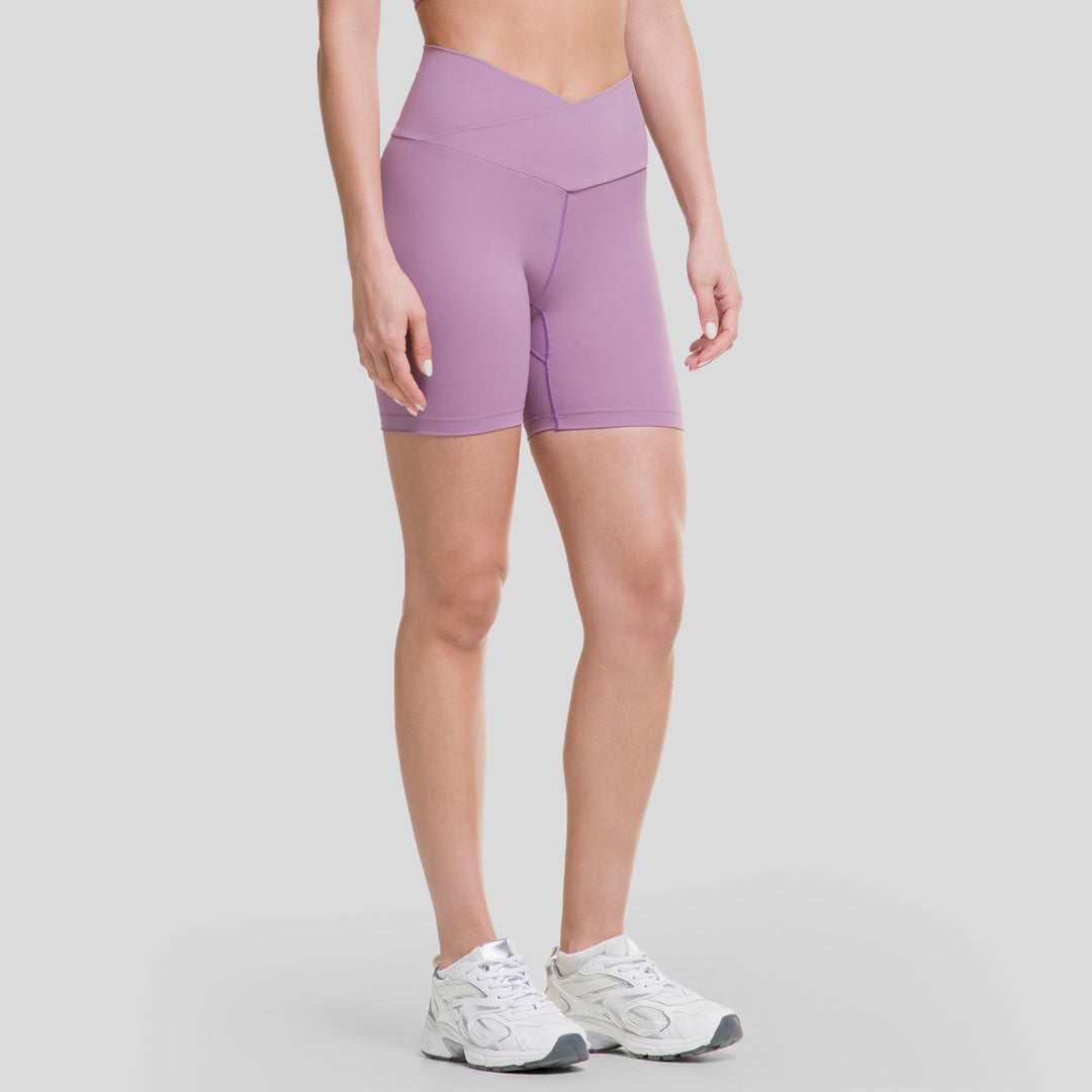 Pantalón corto biker morado con pretina V y bolsillos falsos en costados