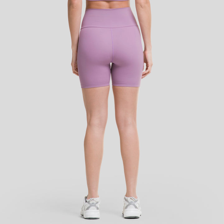Pantalón corto biker morado con pretina V, vista trasera lisa