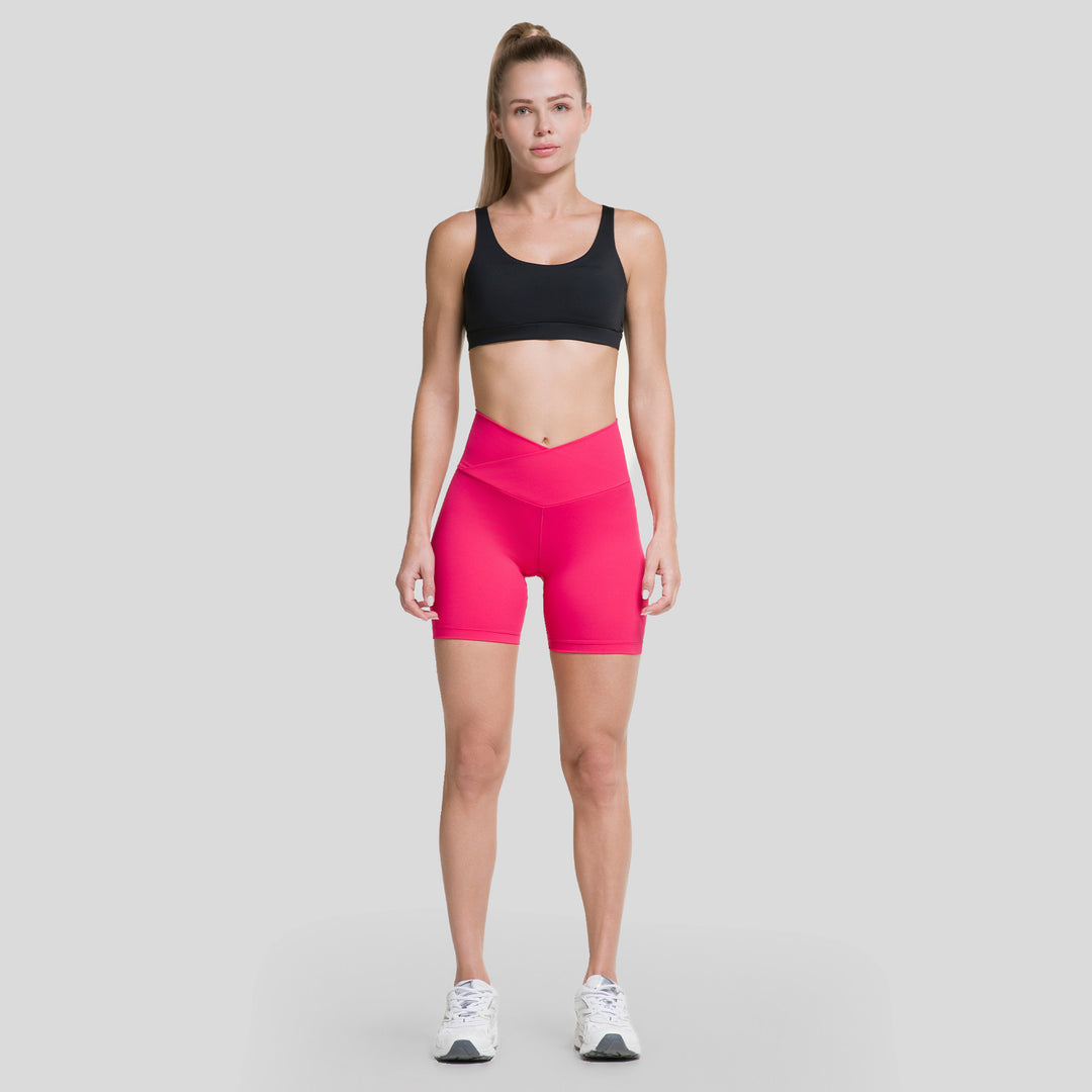 Pantalón corto biker fucsia con pretina V y tiro medio, costuras marcadas