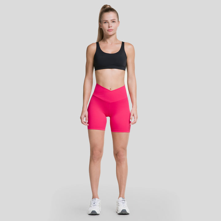 Pantalón corto biker fucsia con pretina V y tiro medio, costuras marcadas