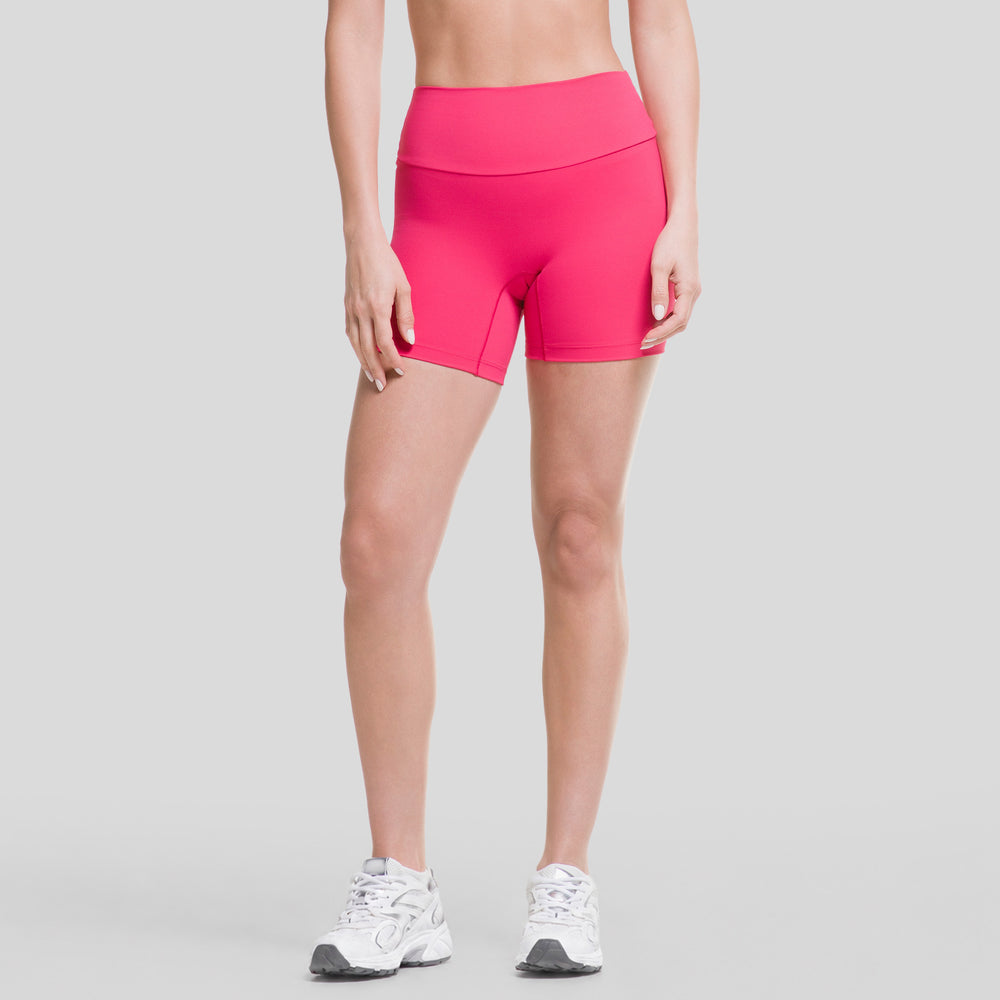 Short biker mujer magenta, talle alto y pierna corta entallada, costuras laterales.