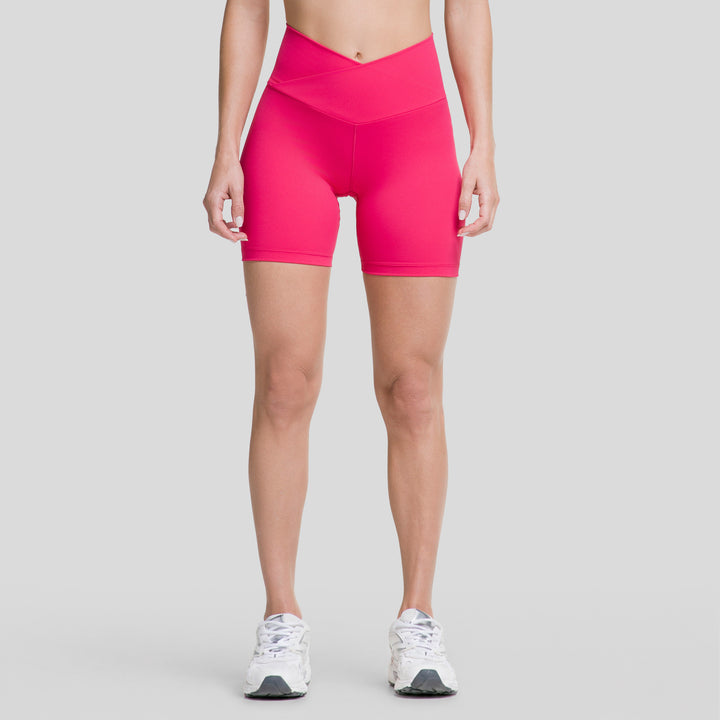 Pantalón corto biker fucsia con pretina V, panel frontal y costura central