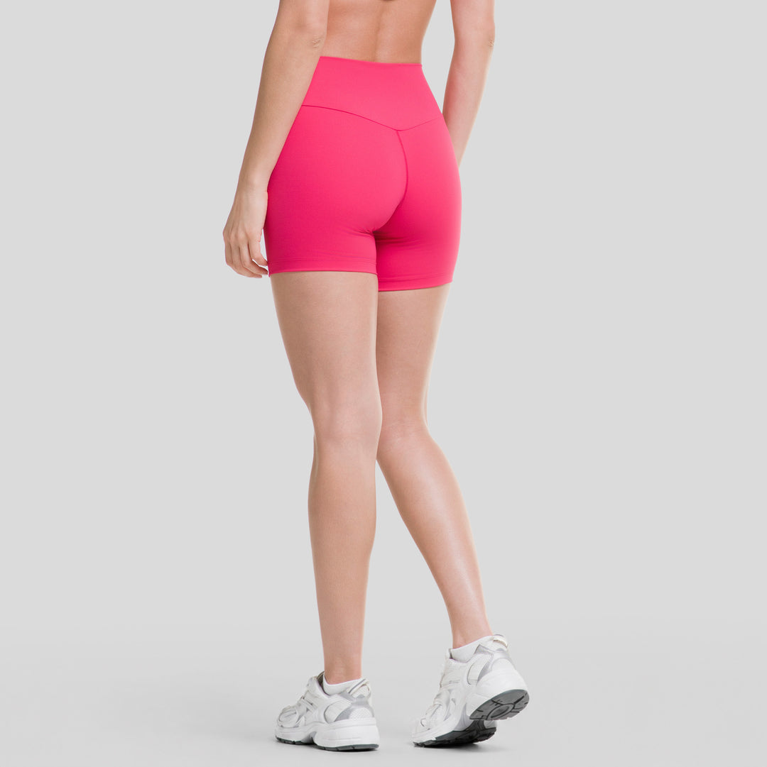 Short biker mujer magenta, vista trasera de pierna corta y costura central.