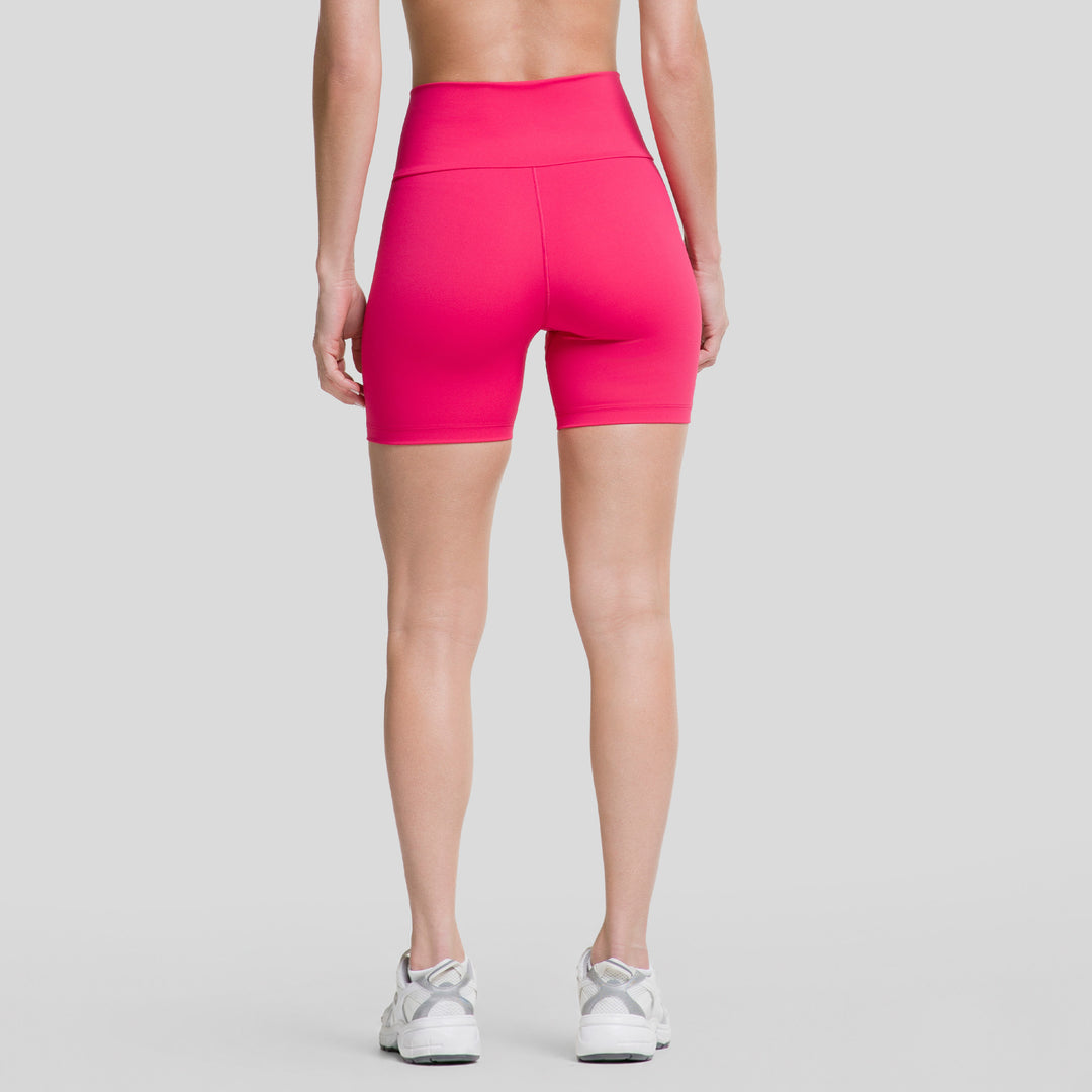 Pantalón corto biker fucsia con pretina V, vista trasera y dobladillo