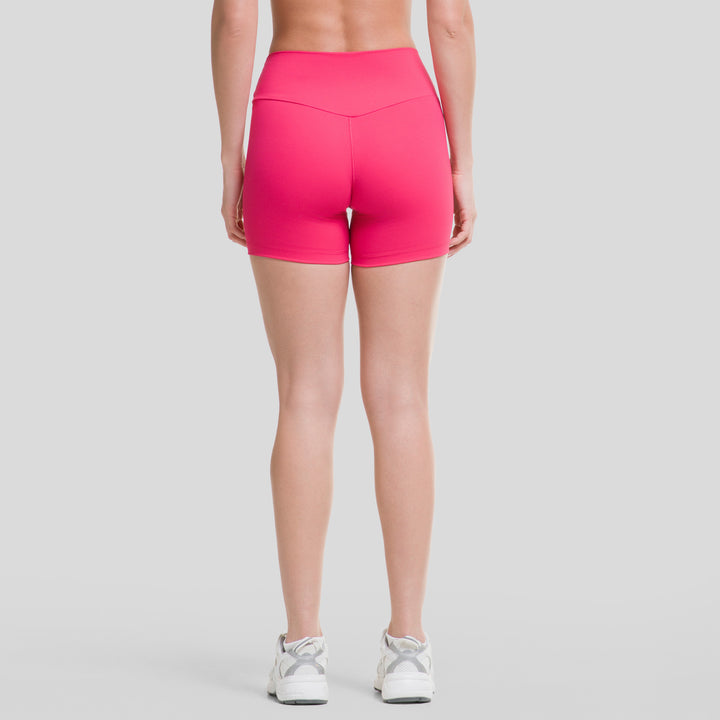 Short biker mujer magenta, vista trasera con costura central y tiro de talle alto.