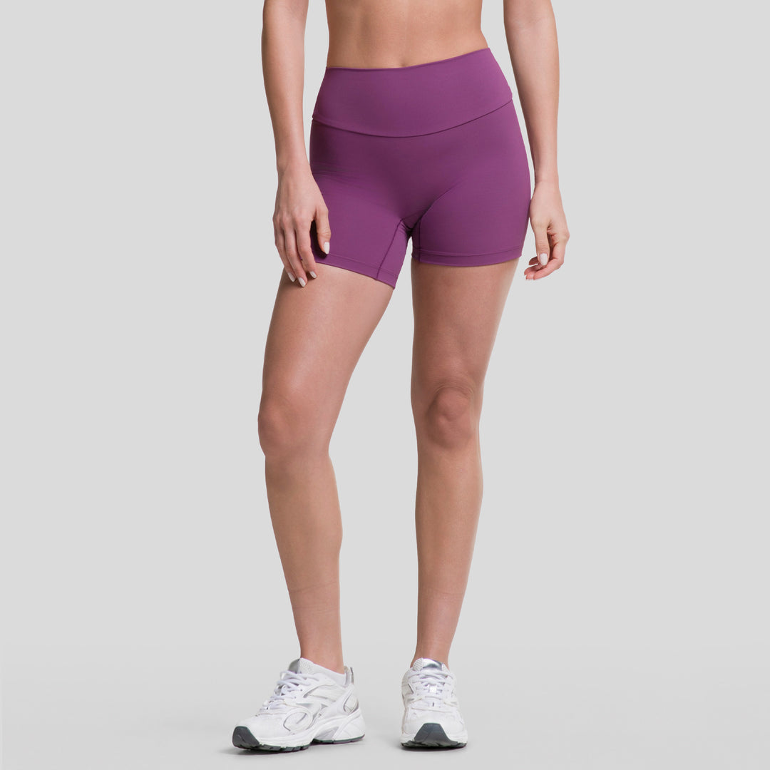 Short biker mujer morado, talle alto, pierna corta con costuras marcadas.