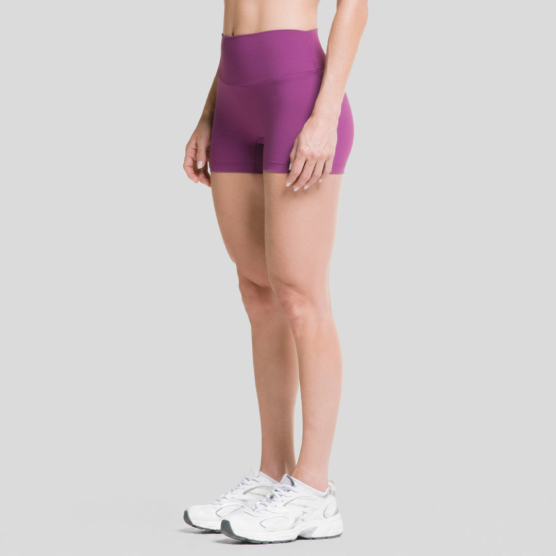 Bermudas biker mujer moradas trasera, tiro alto y costura central visible