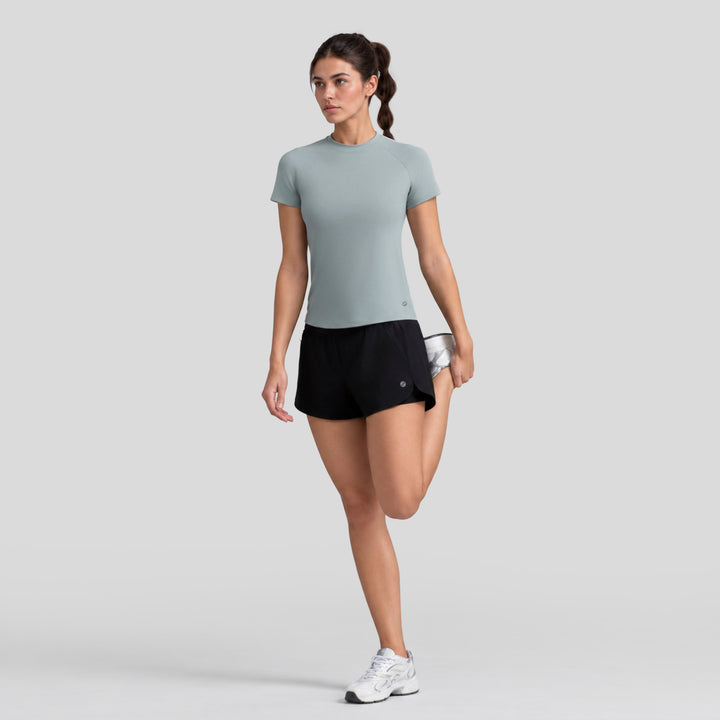 Short deportivo 2 en 1 negro con logo discreto, pierna corta y cintura elástica
