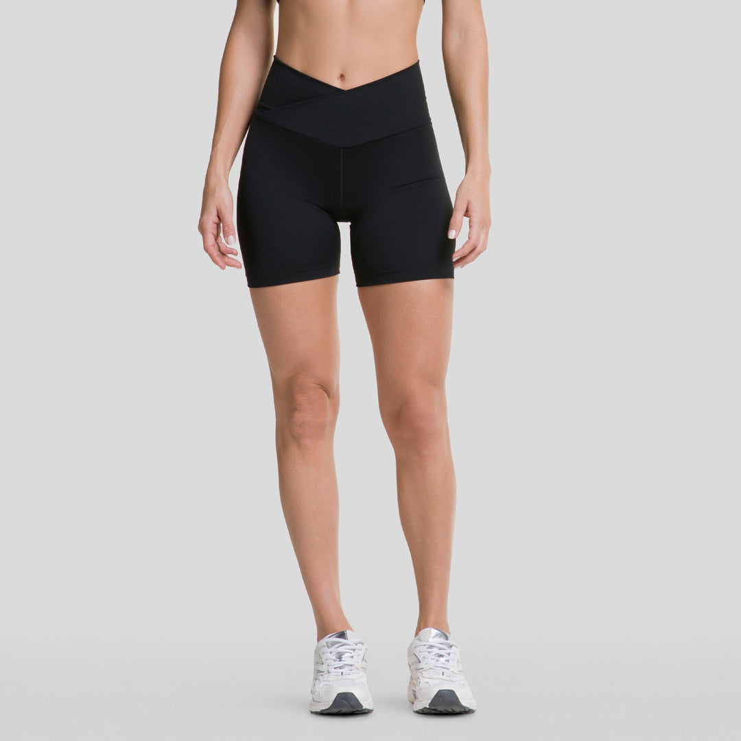 Pantalón corto biker negro con pretina V, vista frontal y laterales lisos