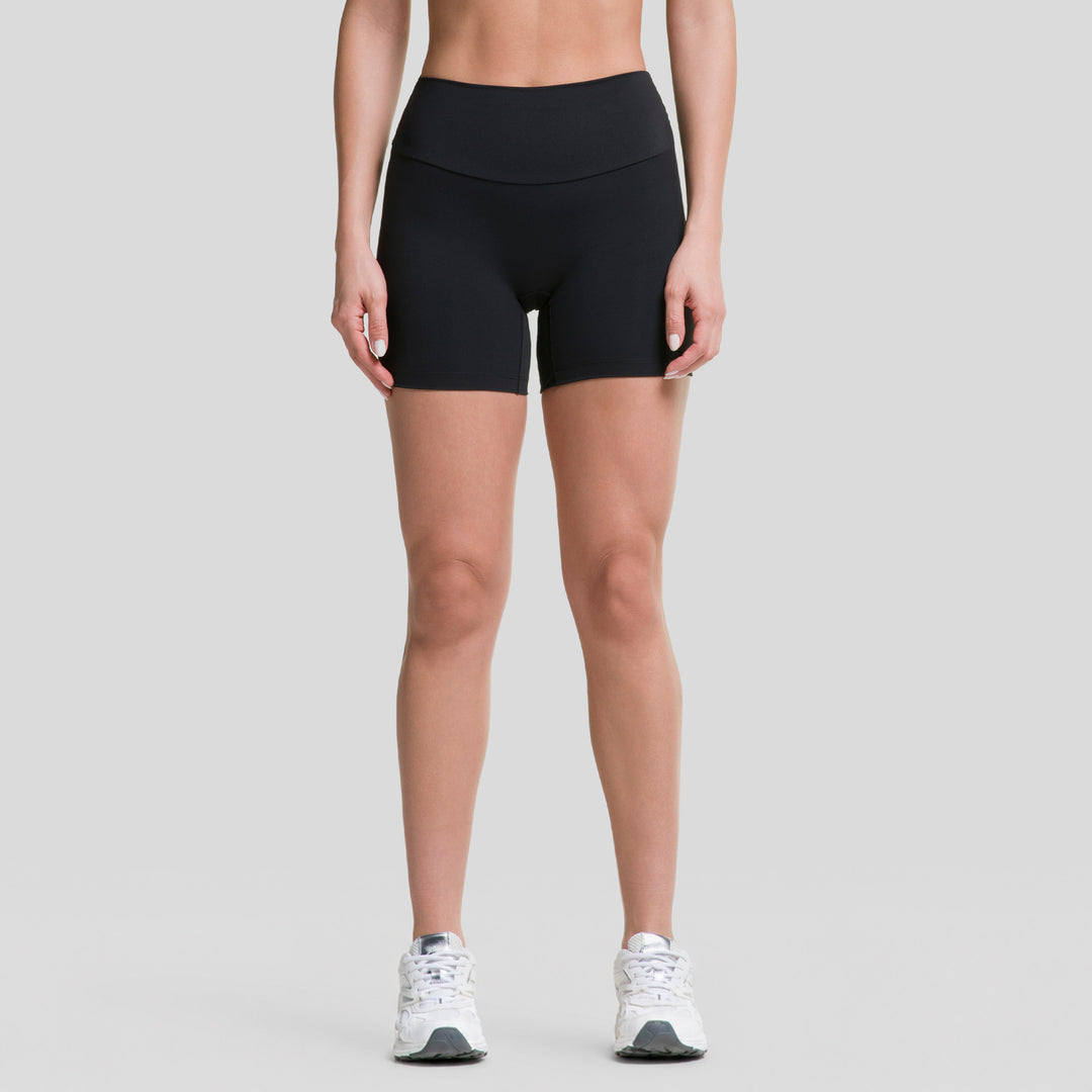 Short biker mujer negro, vista frontal de talle alto con pierna corta entallada.