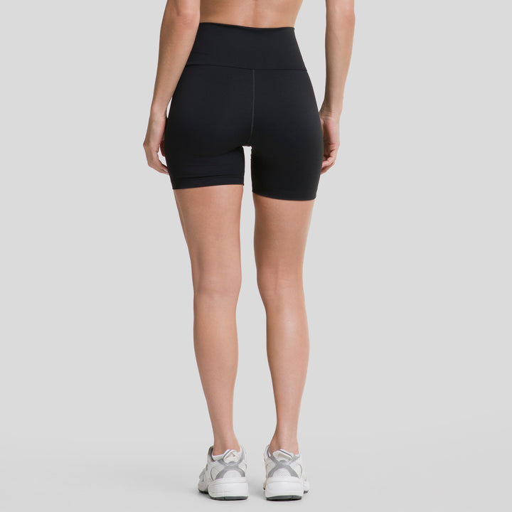 Short biker negro con pretina alta y costura vertical al centro, para mujer