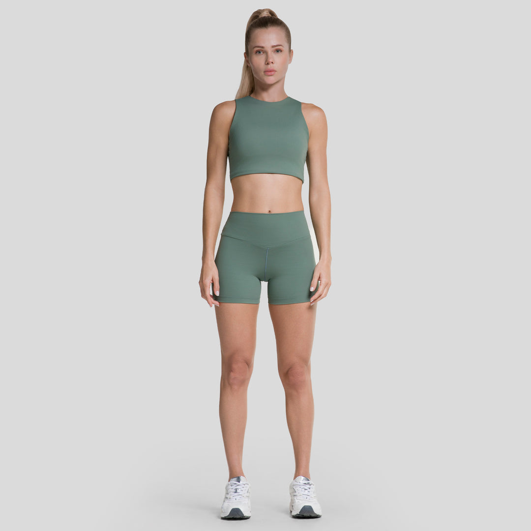 Short biker plano 3.5" para mujer ATLEKX verde, tiro alto, vista frontal