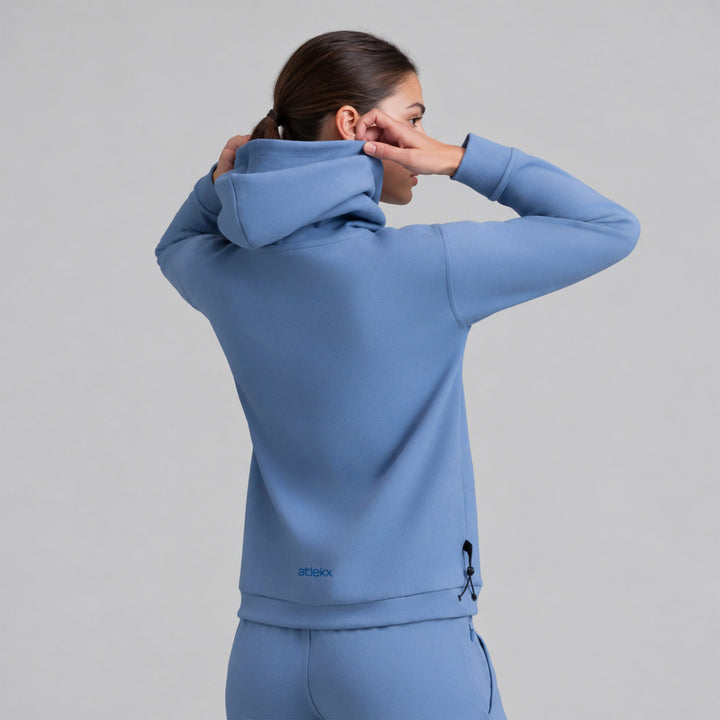 Sudadera con gorro azul para mujer, vista trasera con capucha puesta