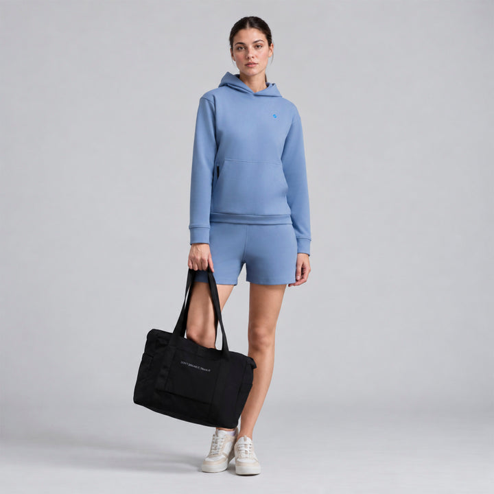 Sudadera con gorro azul para mujer y shorts a juego, vista de frente