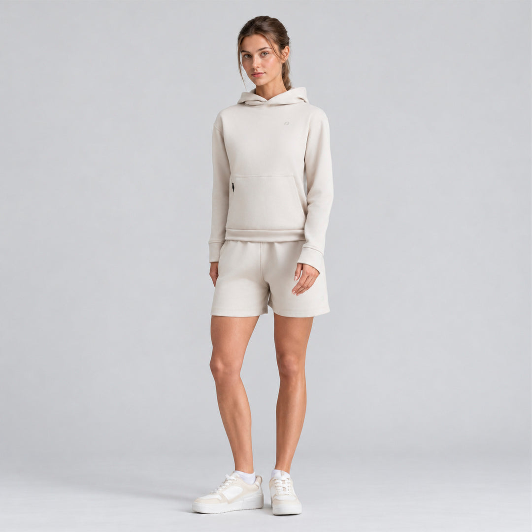 Sudadera con gorro beige para mujer y shorts a juego