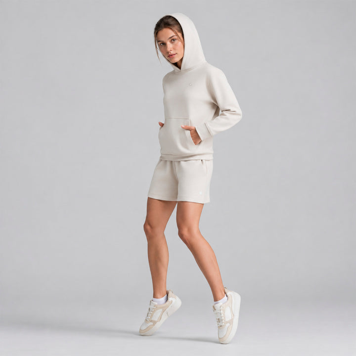 Sudadera con gorro beige y shorts a juego, vista lateral