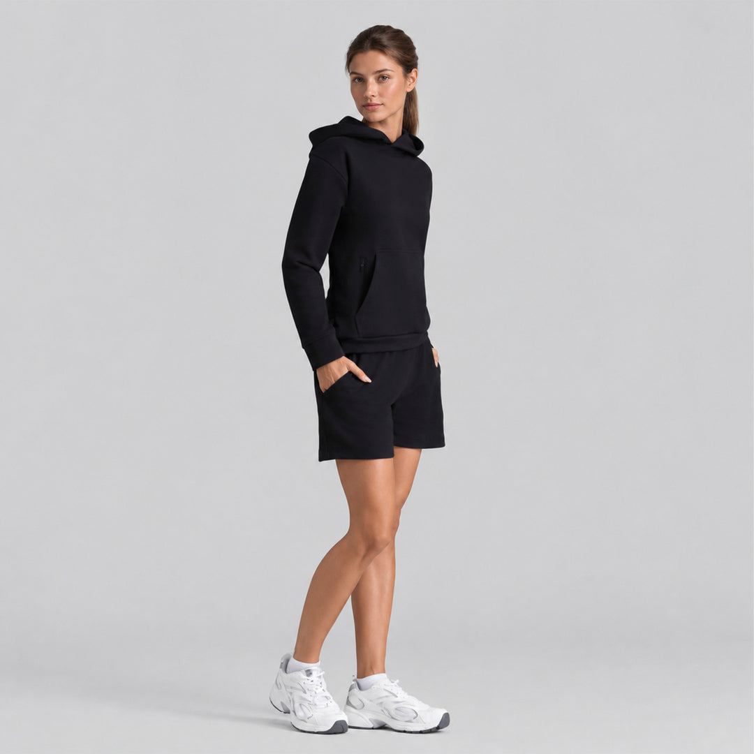 Sudadera con gorro negra para mujer y shorts a juego