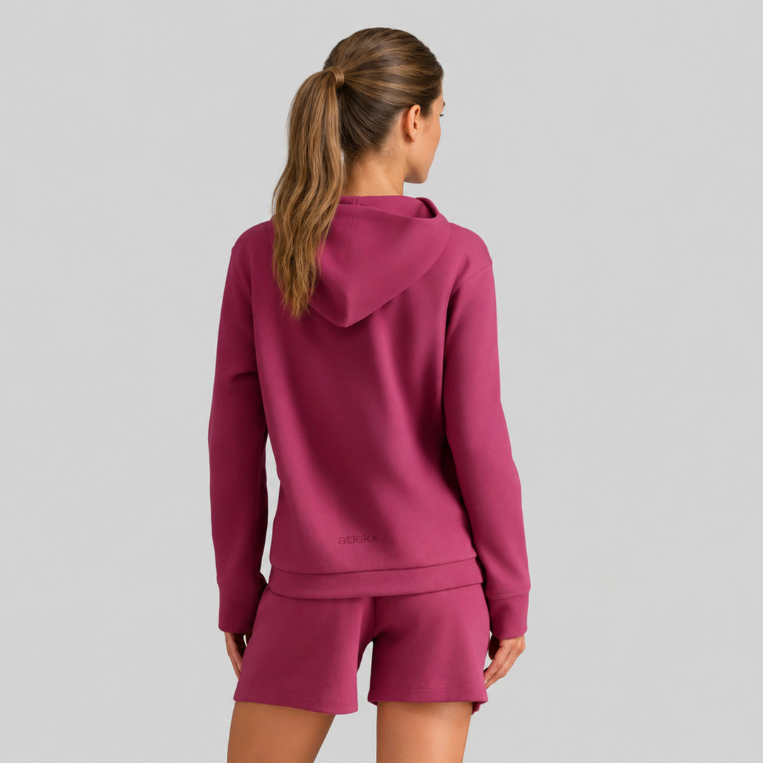 Sudadera con gorro granate y short a juego, vista trasera con capucha