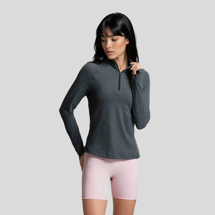 Sudadera deportiva gris con cremallera 1/2 y cuello alto, estilo deportivo
