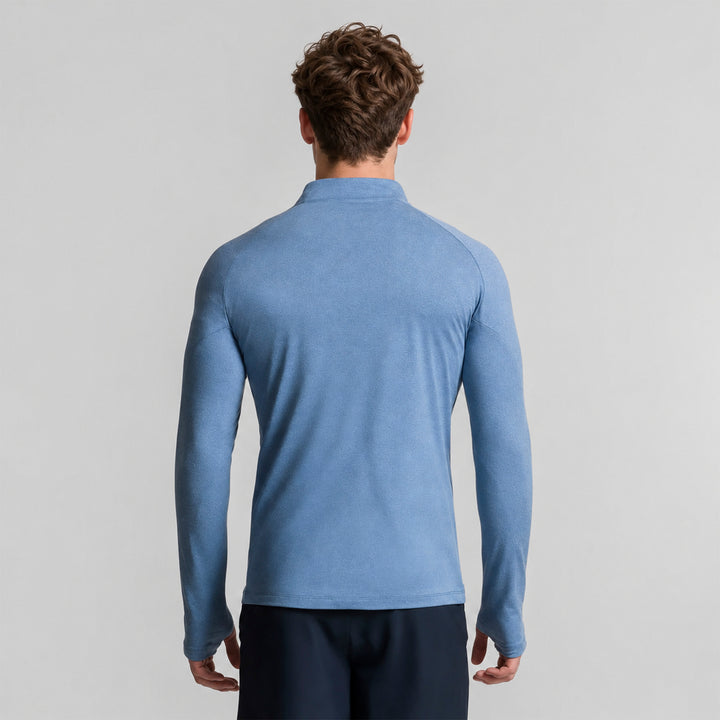 Sudadera deportiva azul para hombre, vista trasera con cuello alto y cierre parcial.