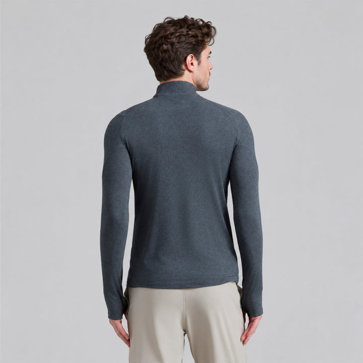 Sudadera deportiva gris para hombre, vista trasera con cuello alto y cierre parcial.