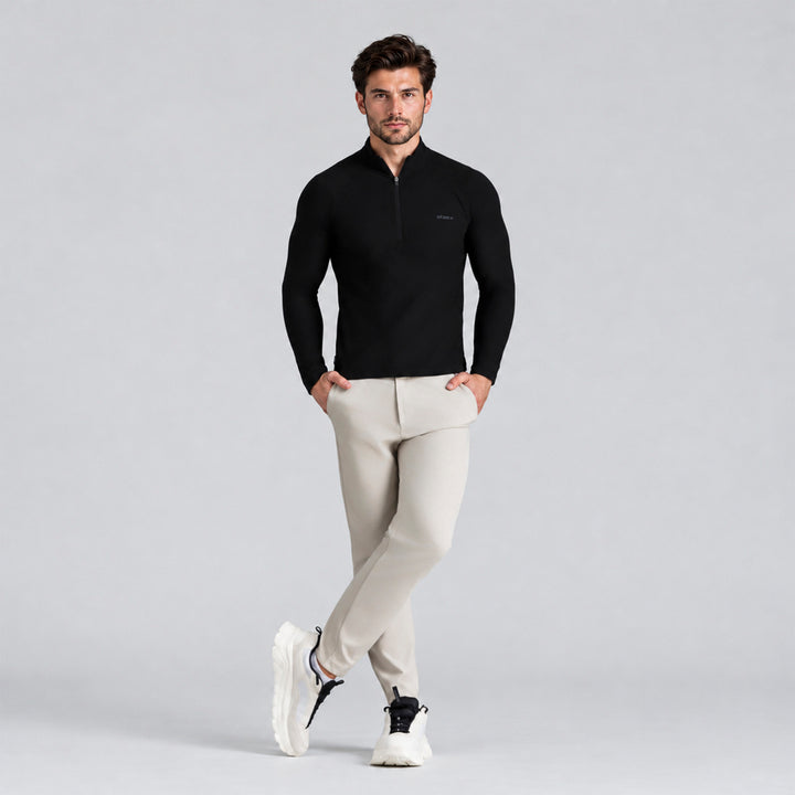 Sudadera deportiva negra para hombre con cremallera media y cuello alto.