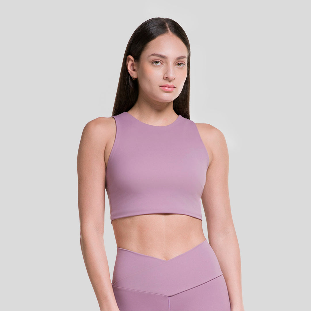 Top deportivo sin mangas de mujer morado lila, cuello redondo y diseño entallado