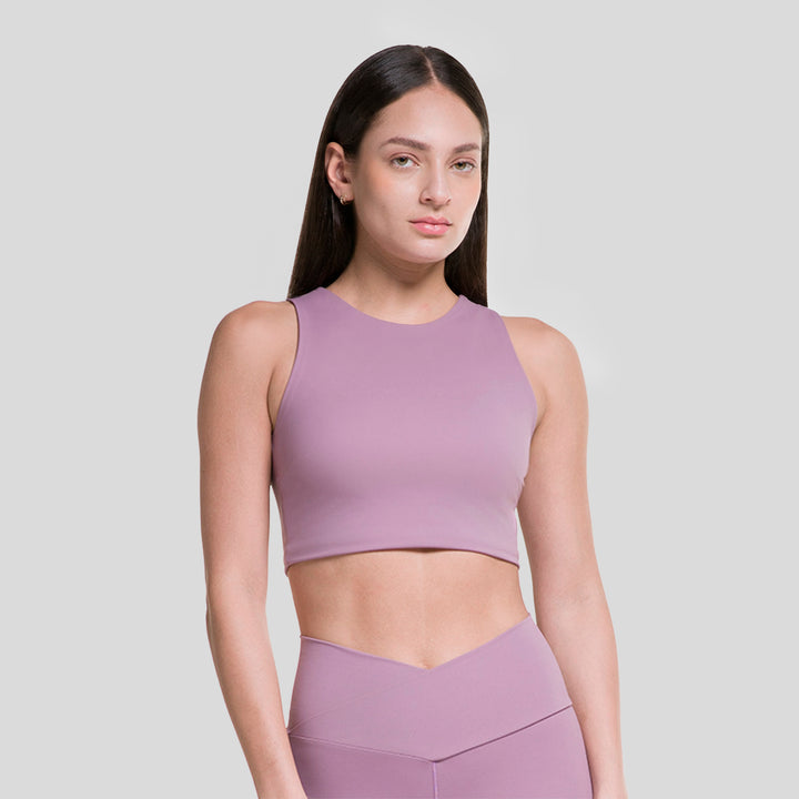 Top deportivo sin mangas de mujer morado lila, cuello redondo y diseño entallado
