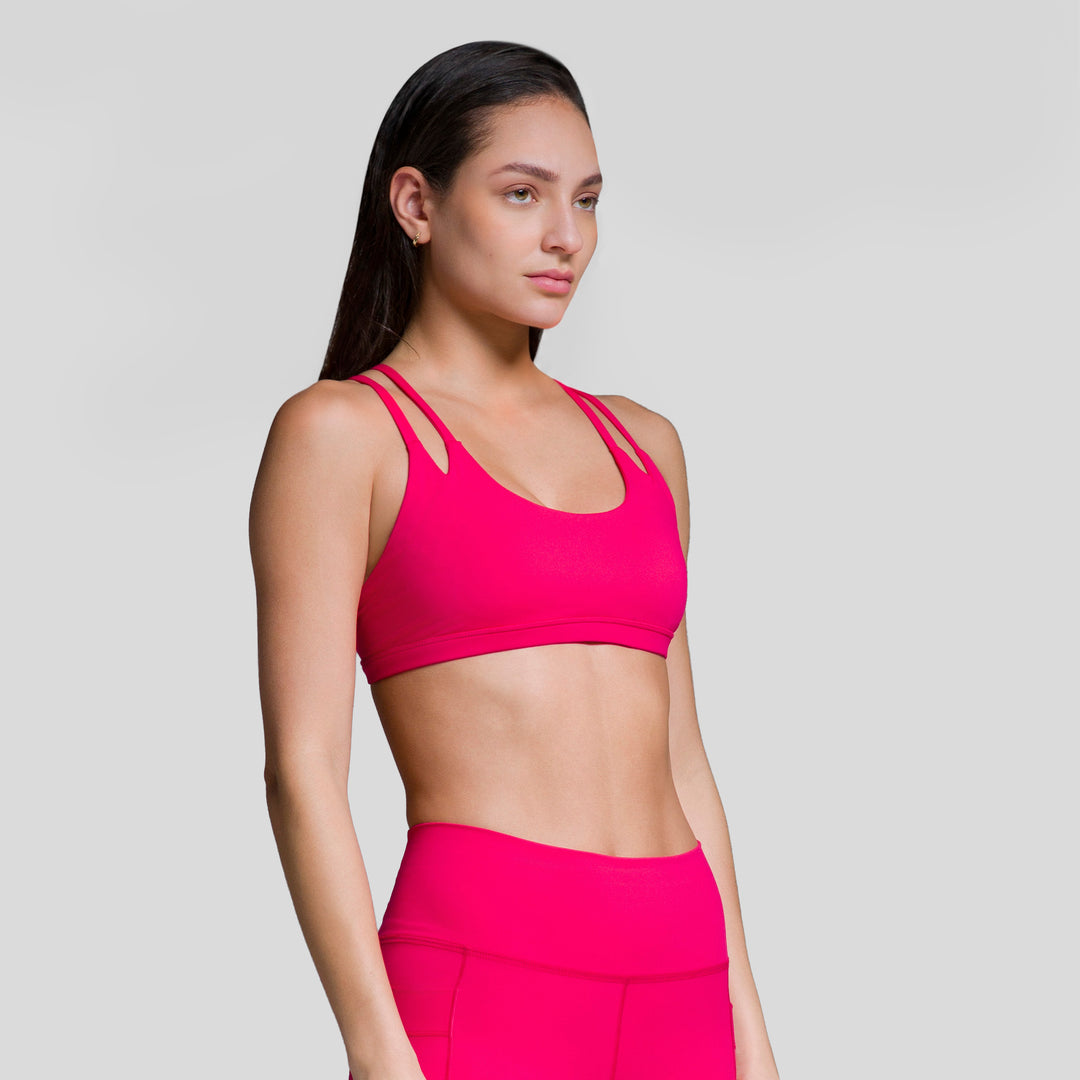 Top deportivo de tirantes mujer magenta con tiras recortadas y ajuste al cuerpo