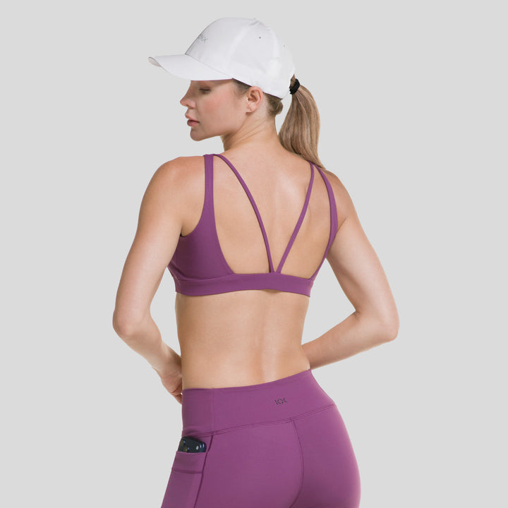 Top deportivo mujer morado con espalda cruzada en X y tirantes finos