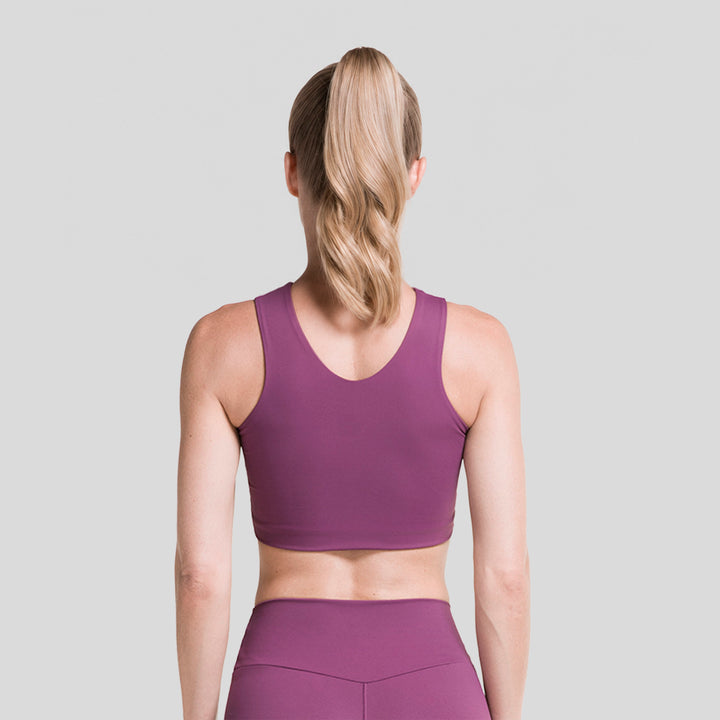 Top deportivo sin mangas de mujer morado oscuro, vista trasera con espalda descubierta