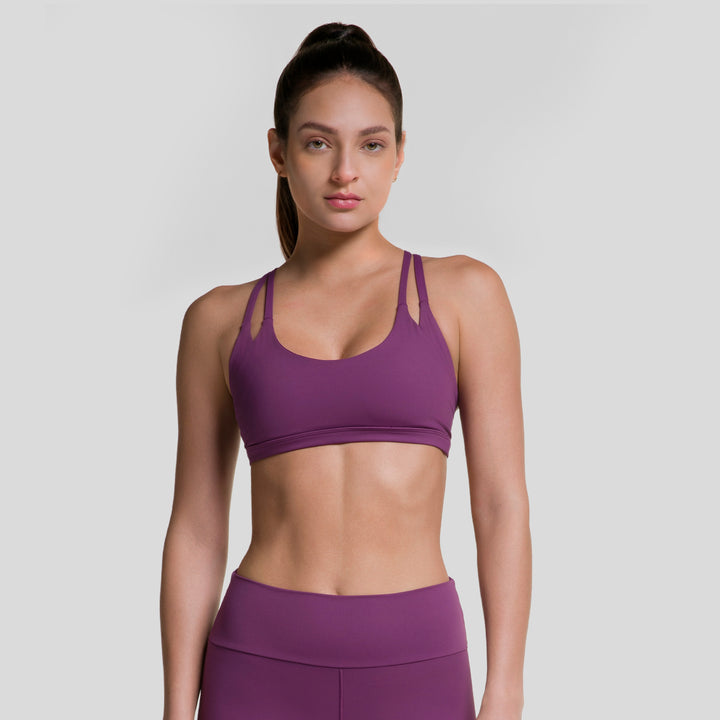 Top deportivo de tirantes mujer morado, vista frontal, escote redondo y soporte