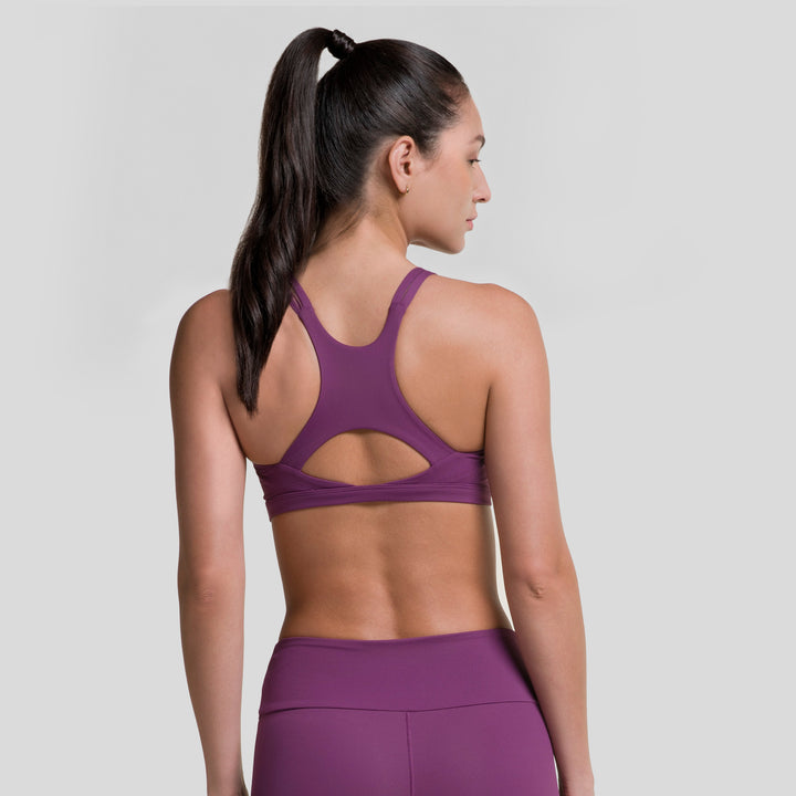 Top deportivo de tirantes para mujer morado con espalda strappy y abertura central
